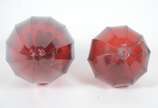 Duas antigas pinhas de cristal vermelho facetad... - Duas antigas pinhas de cristal vermelho facetado, bases de metal dourado. A menor com "batida" e lascado interno, pequenos desgastes.
