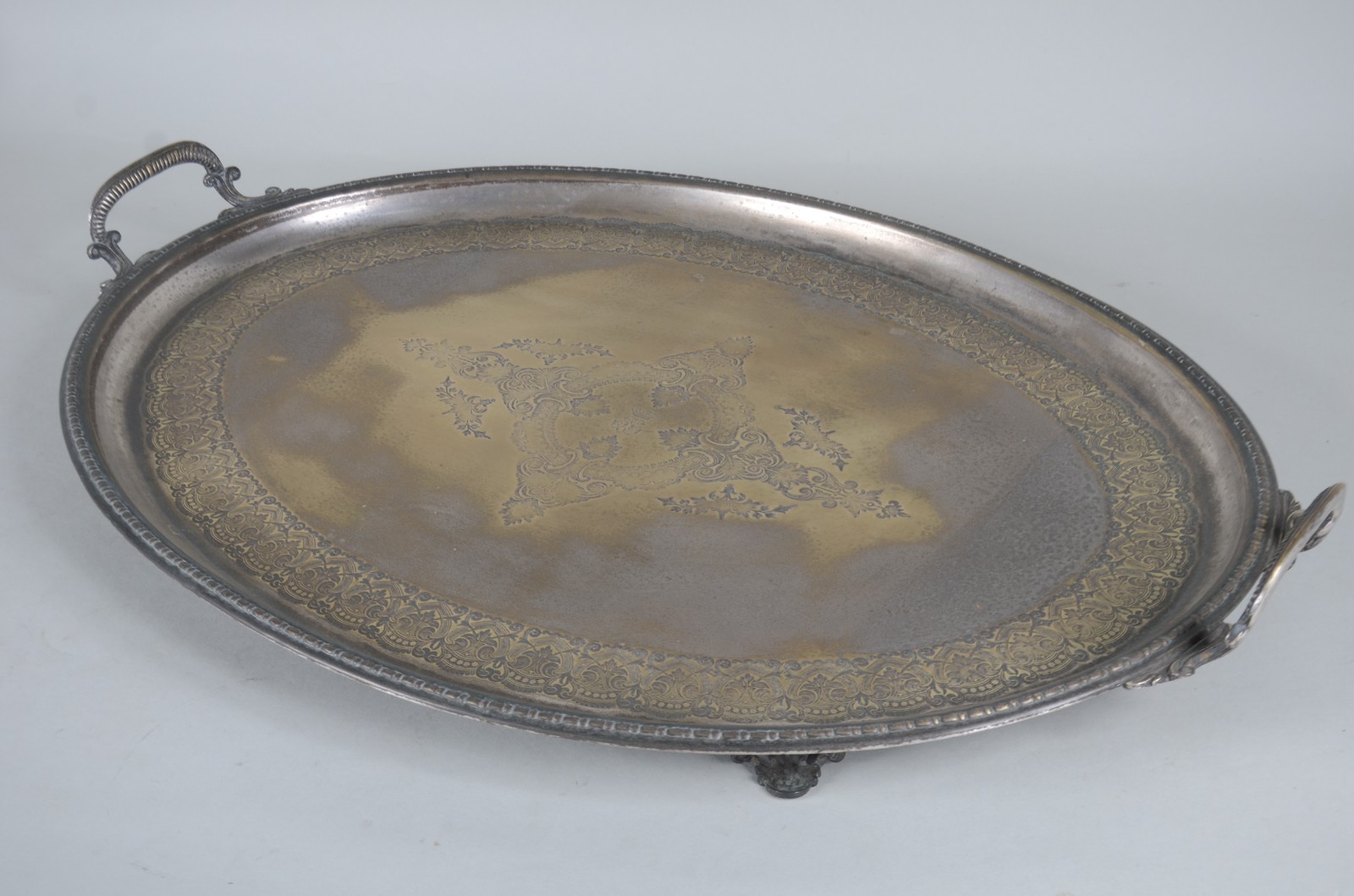 Grande bandeja de metal com fundo cinzelado e alças. Com desgastes. - foto 1 de 8