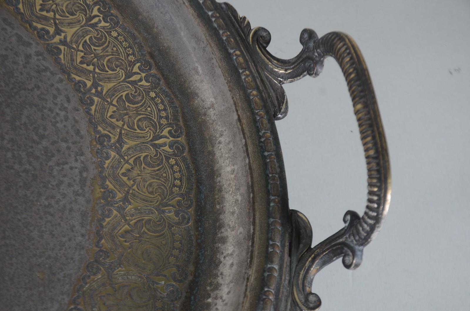Grande bandeja de metal com fundo cinzelado e alças. Com desgastes. - foto 3 de 8