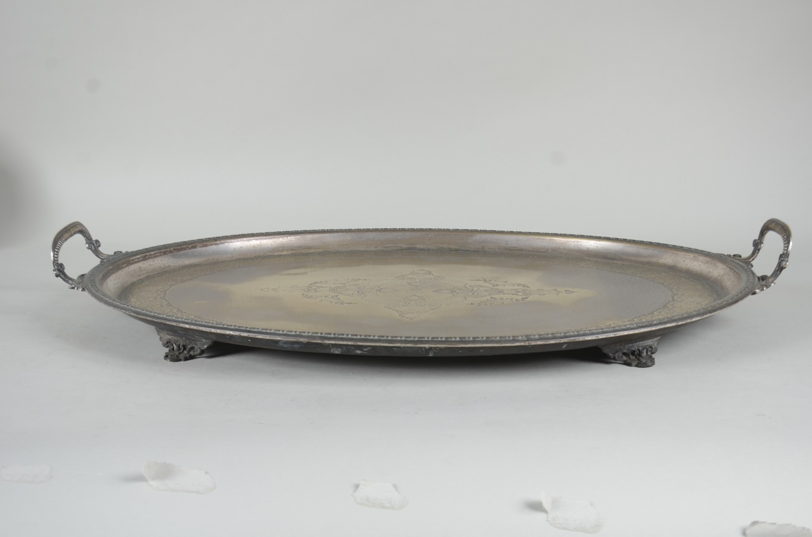Grande bandeja de metal com fundo cinzelado e alças. Com desgastes. - foto 4 de 8