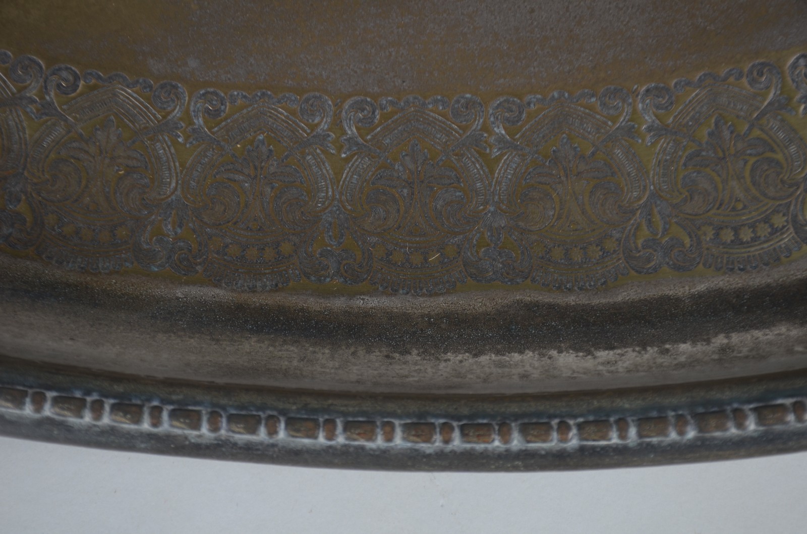 Grande bandeja de metal com fundo cinzelado e alças. Com desgastes. - foto 5 de 8