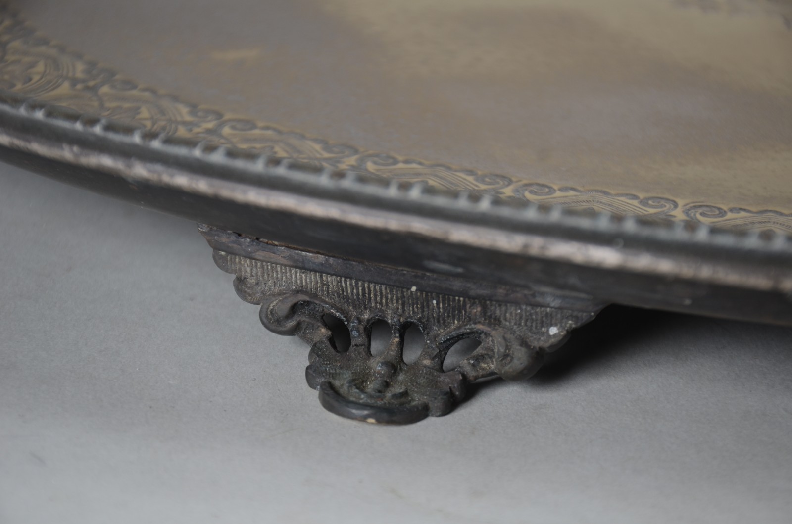 Grande bandeja de metal com fundo cinzelado e alças. Com desgastes. - foto 6 de 8
