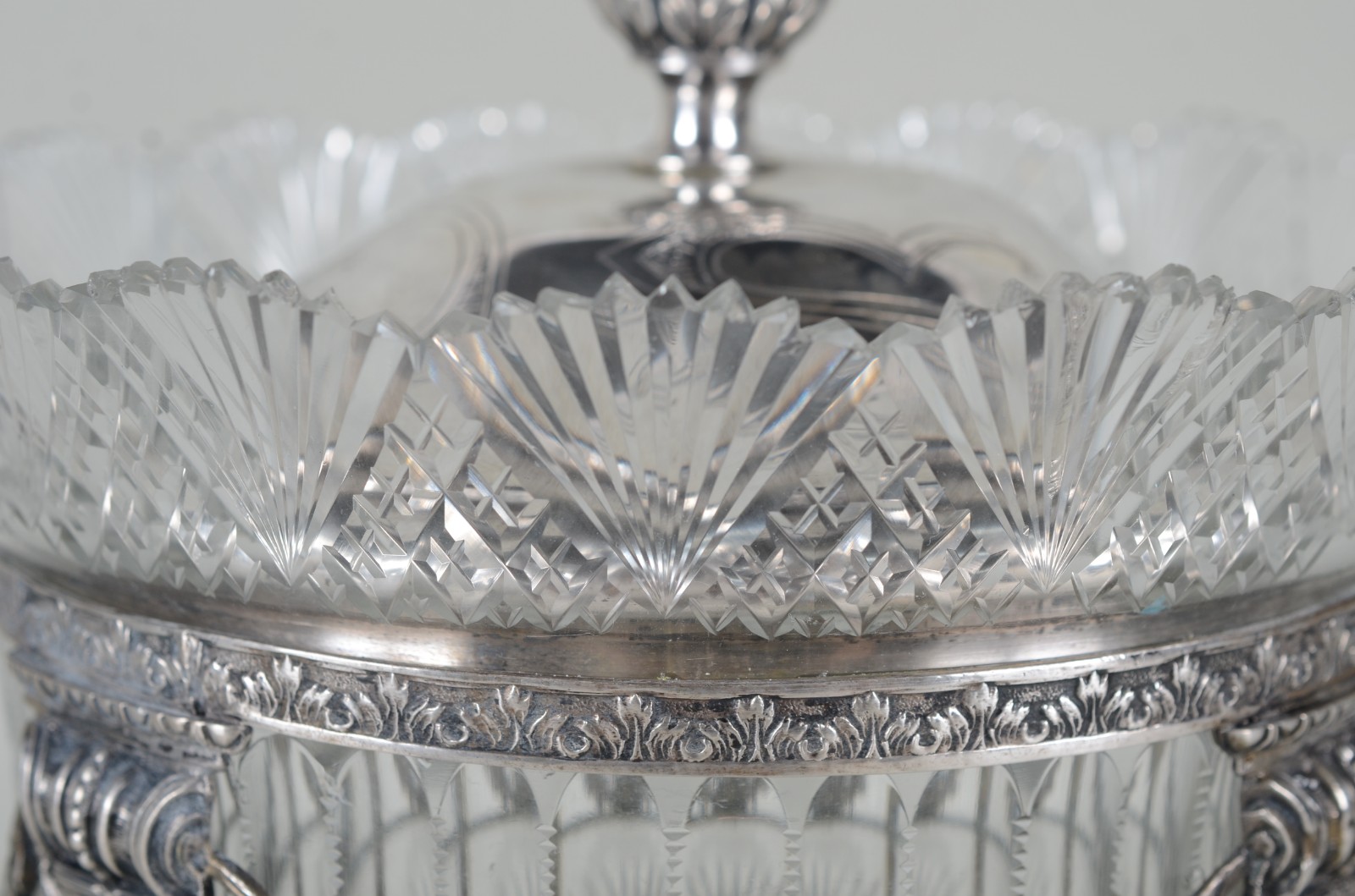 Fruteira de cristal europeu lapidado com armação e tampa de prata... - foto 4 de 11
