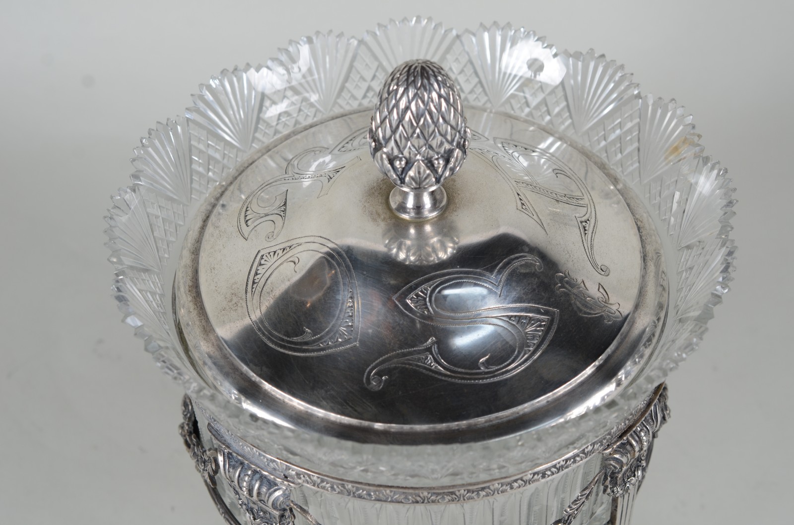 Fruteira de cristal europeu lapidado com armação e tampa de prata... - foto 6 de 11