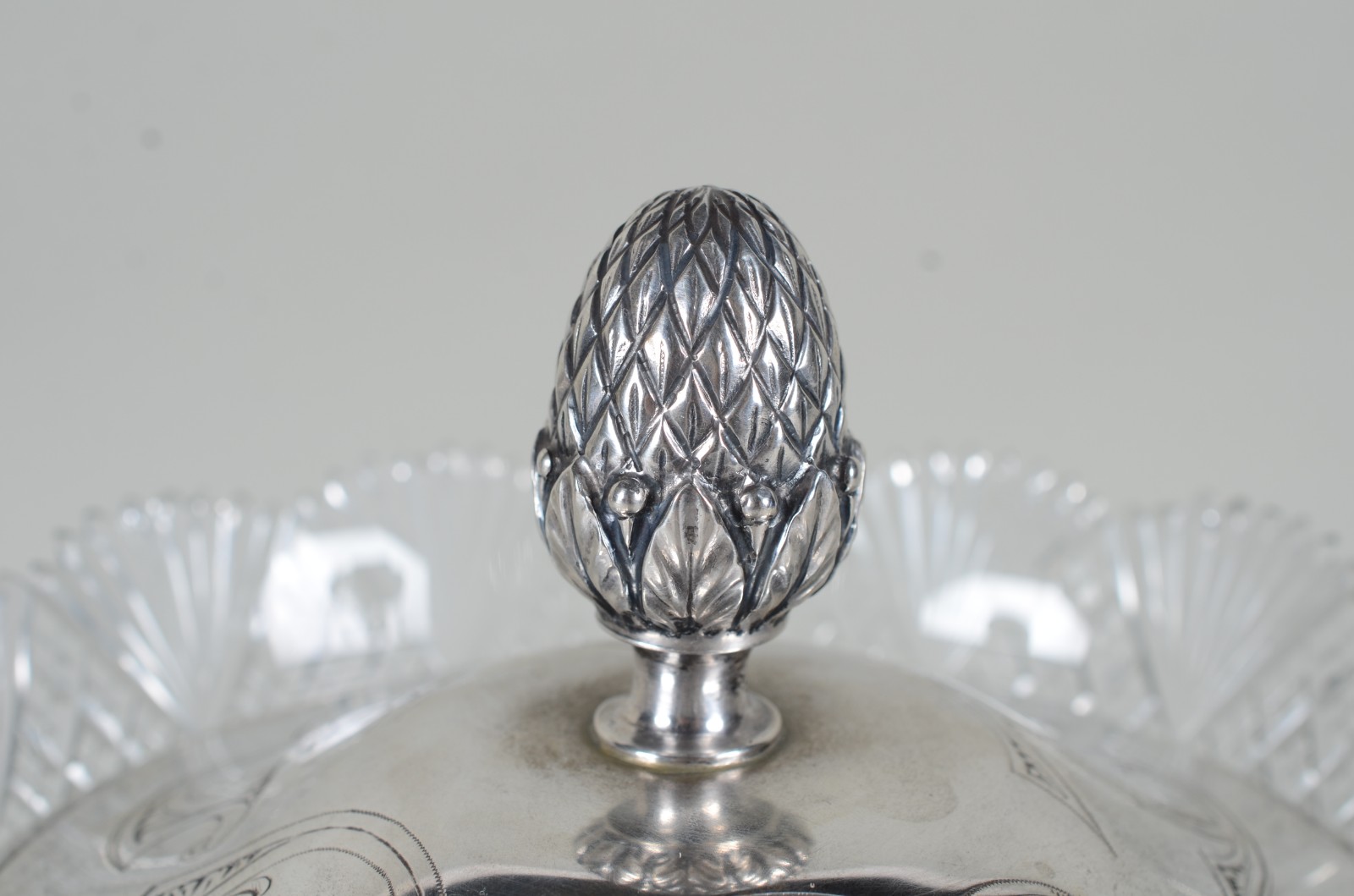 Fruteira de cristal europeu lapidado com armação e tampa de prata... - foto 7 de 11