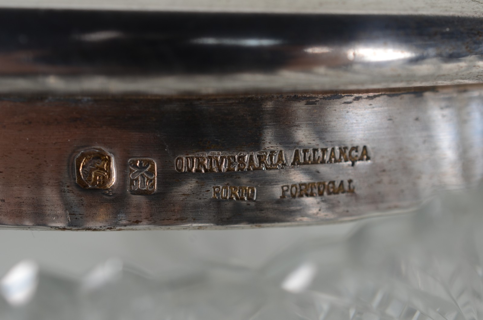 Fruteira de cristal europeu lapidado com armação e tampa de prata... - foto 8 de 11