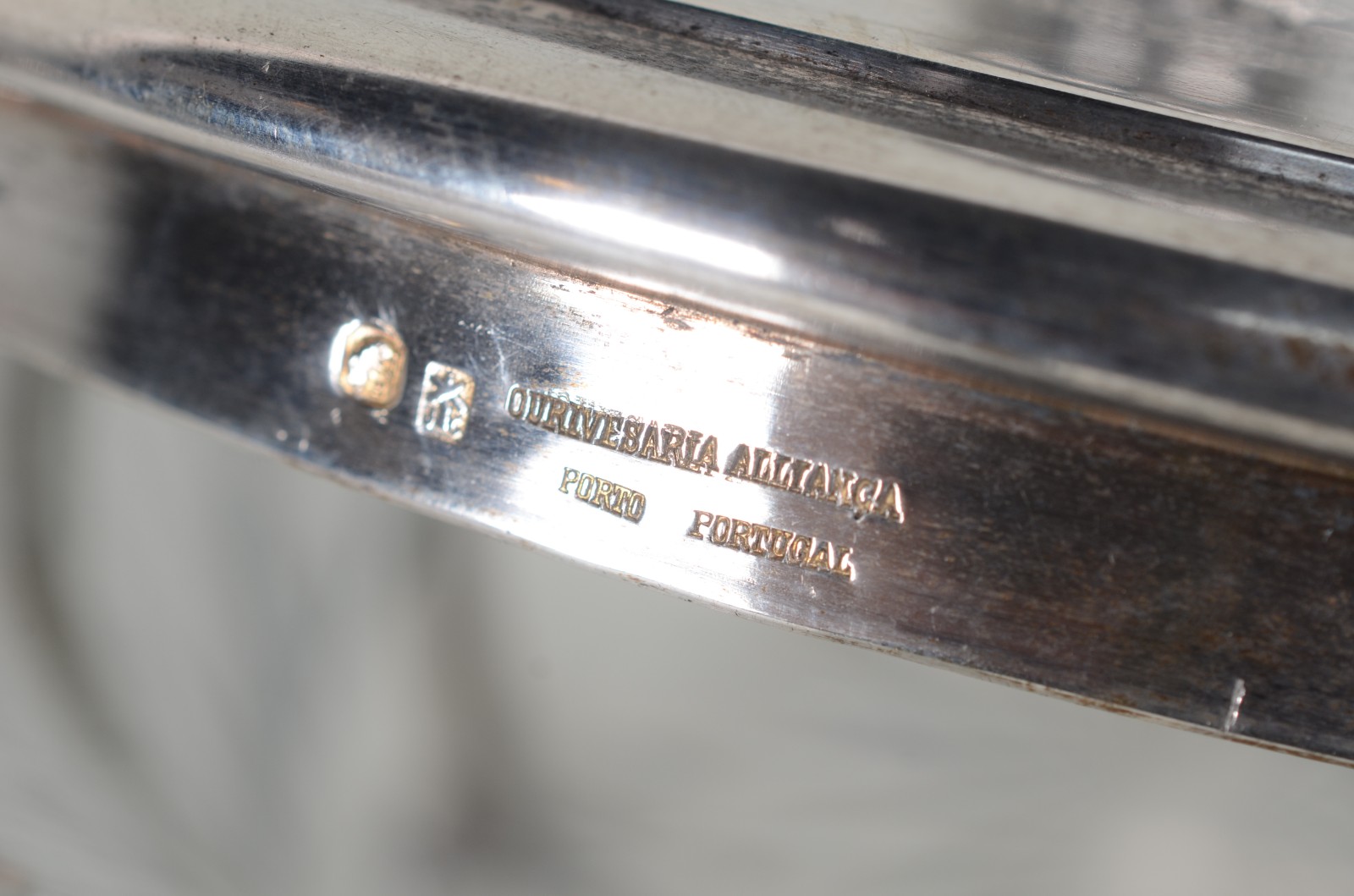 Fruteira de cristal europeu lapidado com armação e tampa de prata... - foto 9 de 11