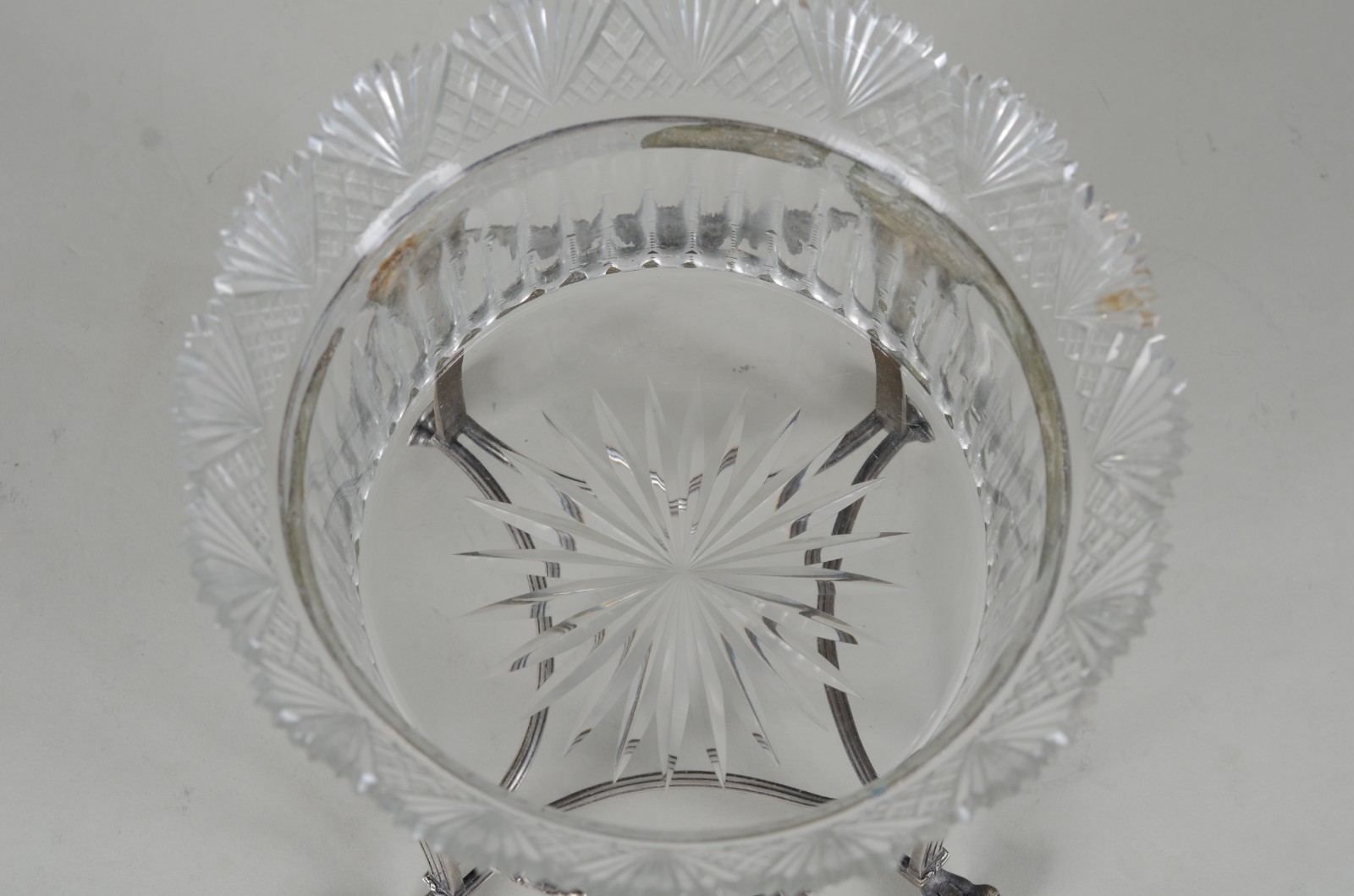 Fruteira de cristal europeu lapidado com armação e tampa de prata... - foto 11 de 11