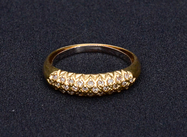 Anel de ouro 18 k com 30 brilhantes, peso 3,3 g.