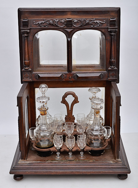 Conjunto com 4 licoreiras e 16 cálices acondicionados em estojo de... - foto 1 de 2