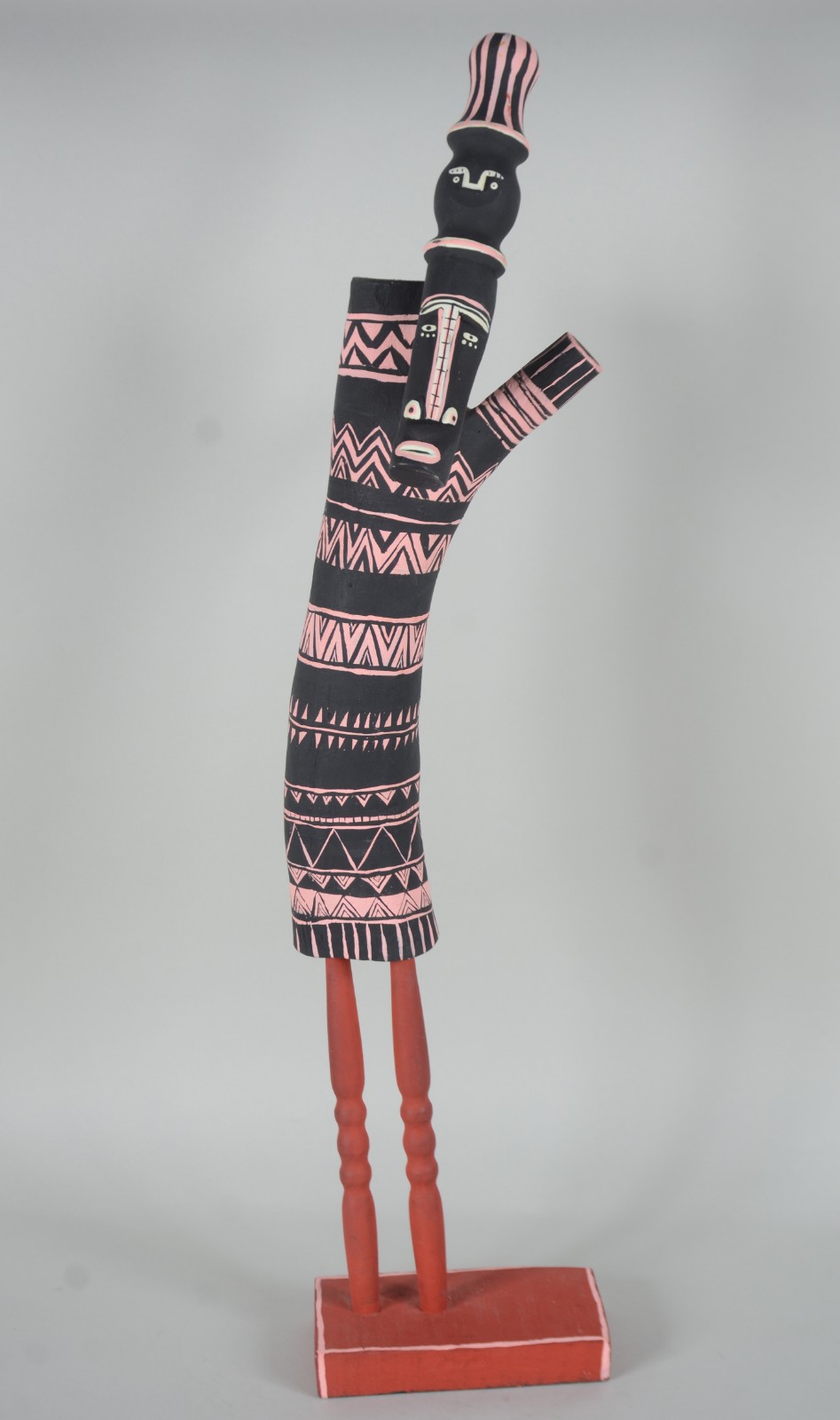 Totem esculpido em madeira, com pintura em motivo indígena. - foto 1 de 11