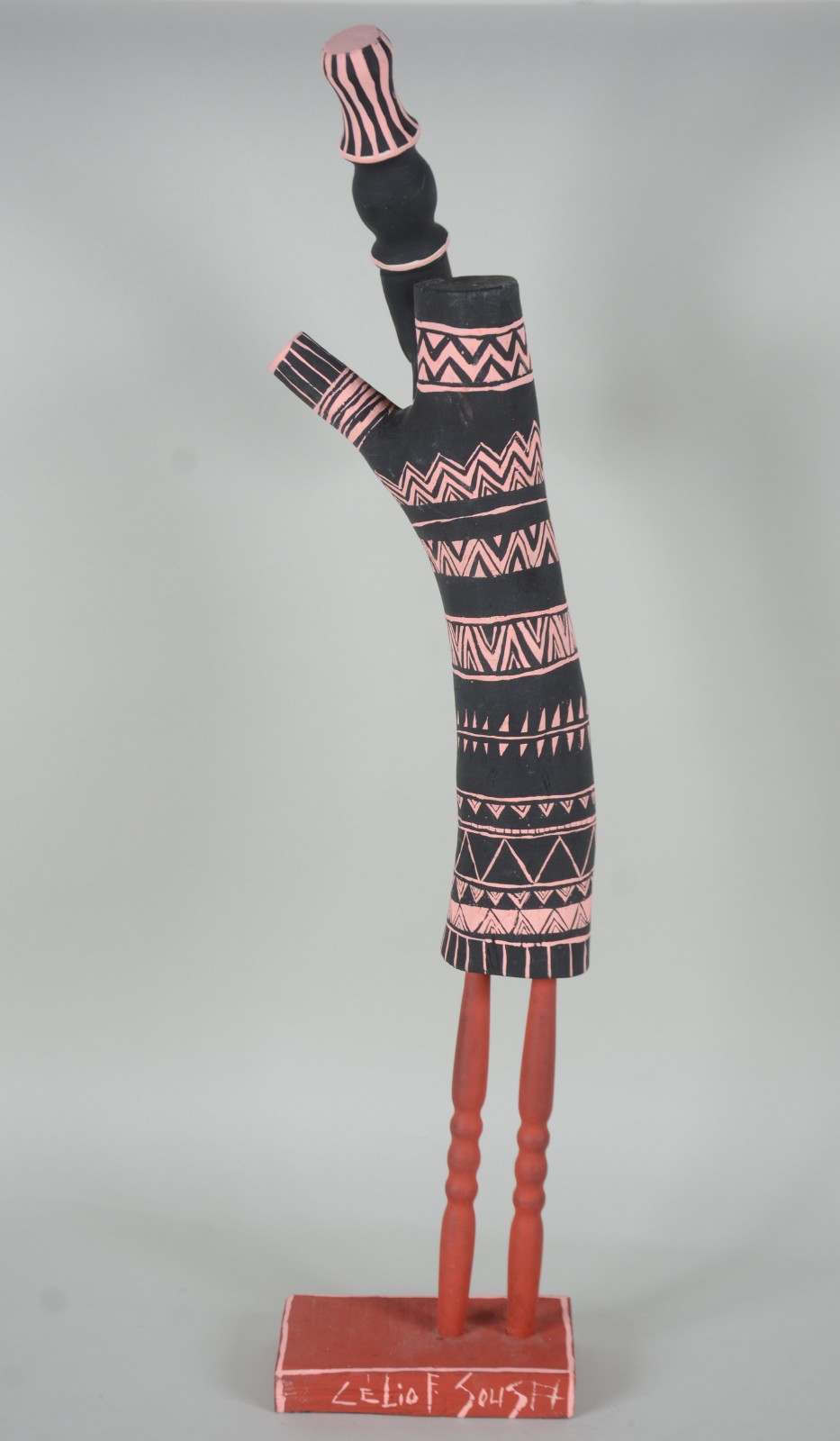Totem esculpido em madeira, com pintura em motivo indígena. - foto 5 de 11