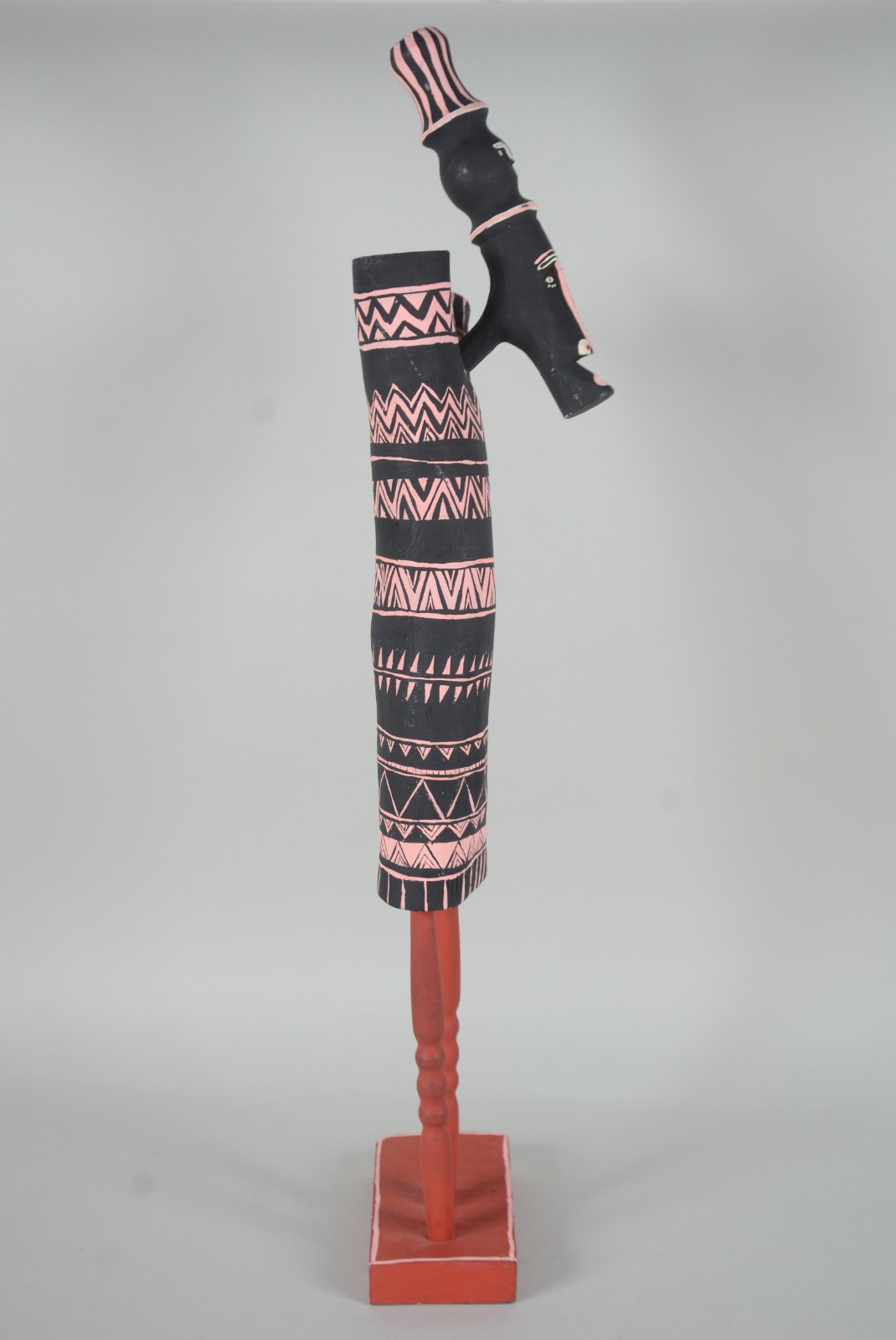 Totem esculpido em madeira, com pintura em motivo indígena. - foto 6 de 11