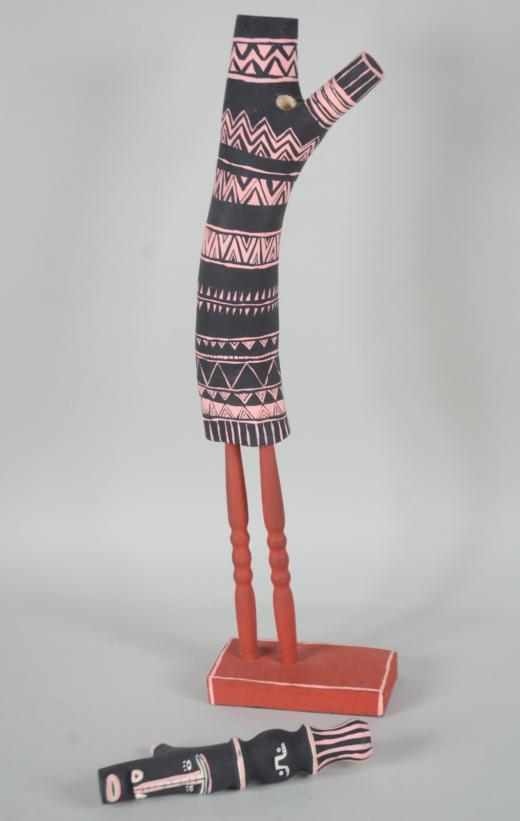 Totem esculpido em madeira, com pintura em motivo indígena. - foto 7 de 11