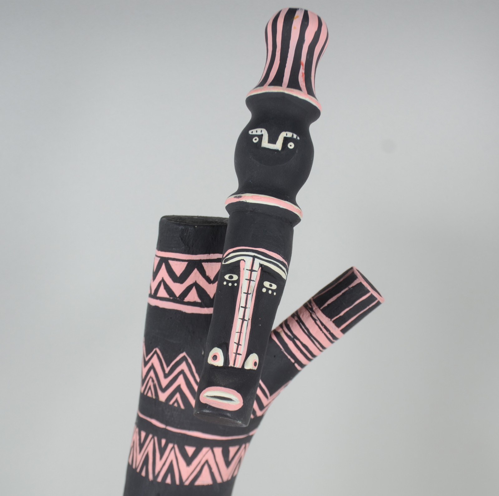 Totem esculpido em madeira, com pintura em motivo indígena. - foto 2 de 11