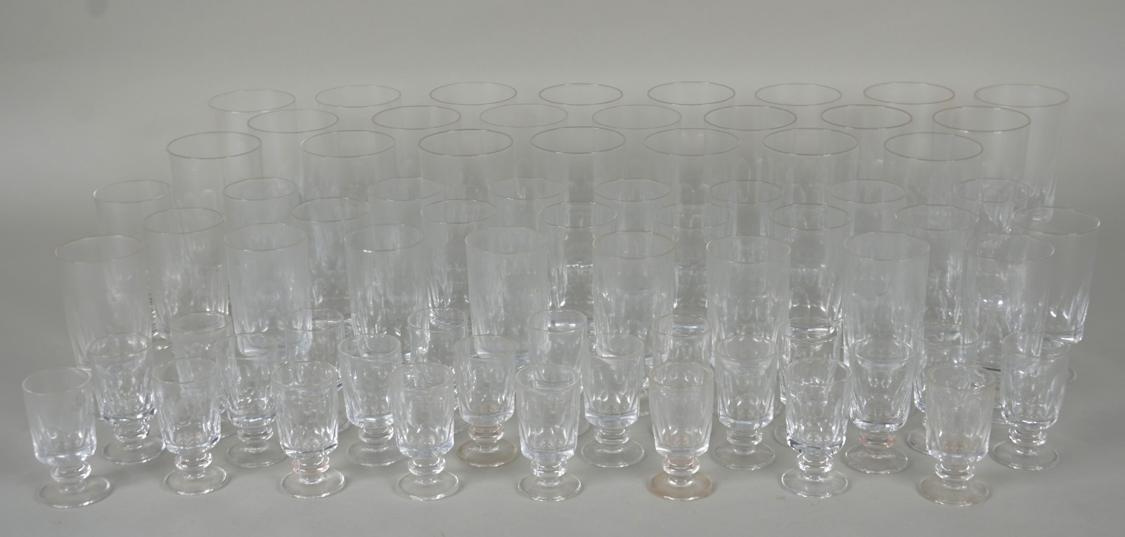 Serviço de cristal facetado composto de: 22 taças para vinho branco... - foto 1 de 6
