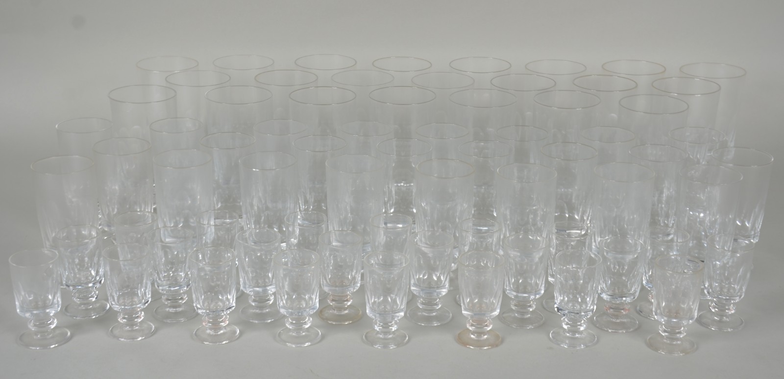 Serviço de cristal facetado composto de: 22 taças para vinho branco... - foto 2 de 6