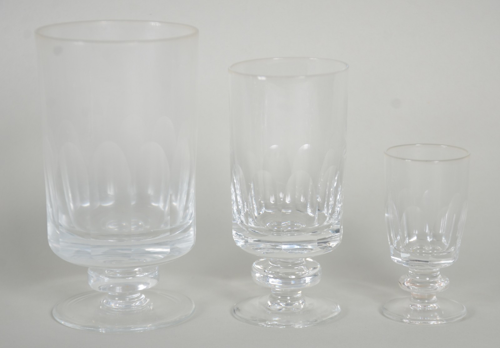 Serviço de cristal facetado composto de: 22 taças para vinho branco... - foto 3 de 6