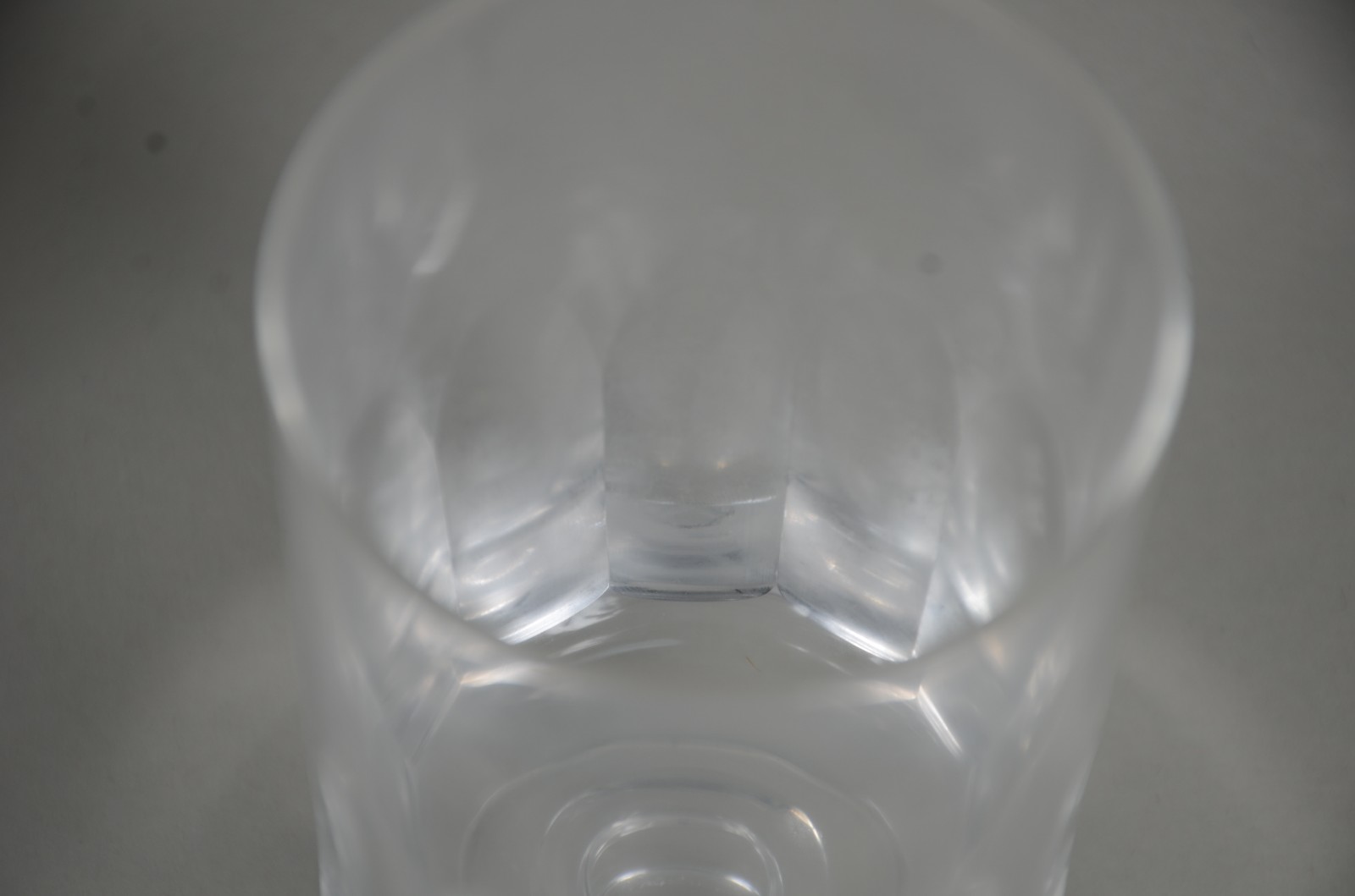 Serviço de cristal facetado composto de: 22 taças para vinho branco... - foto 4 de 6