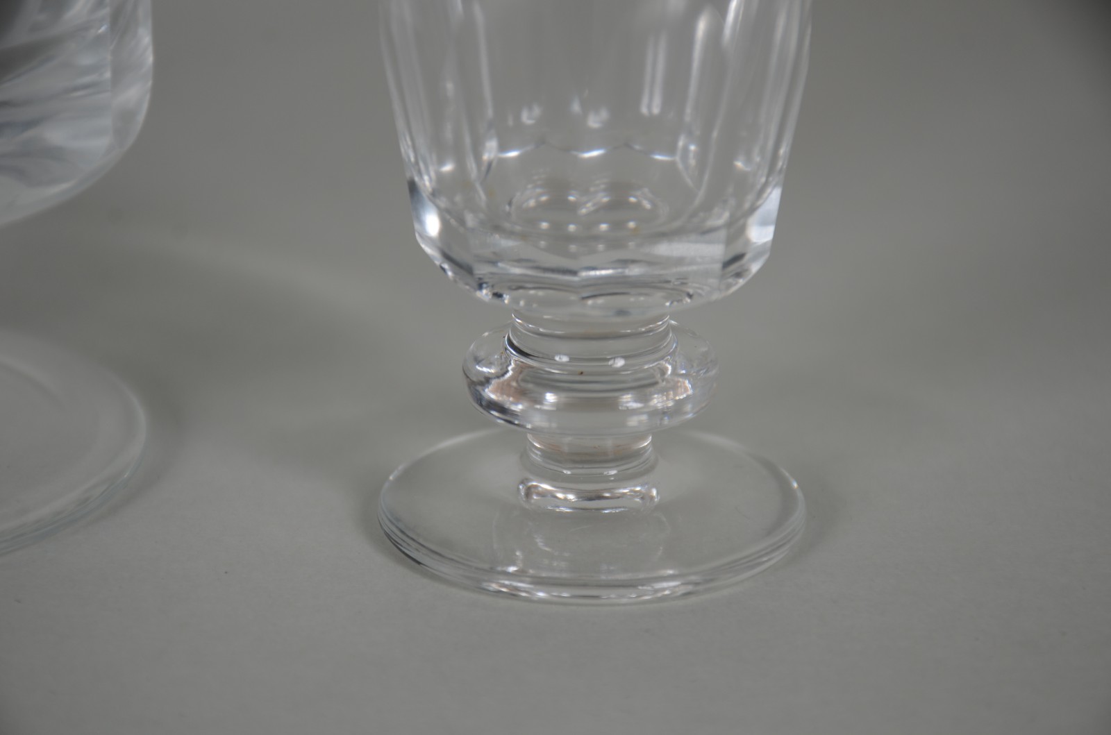 Serviço de cristal facetado composto de: 22 taças para vinho branco... - foto 5 de 6