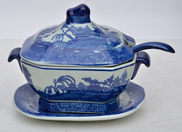 Mini sopeira de porcelana inglesa Ironstone com concha e tampa...