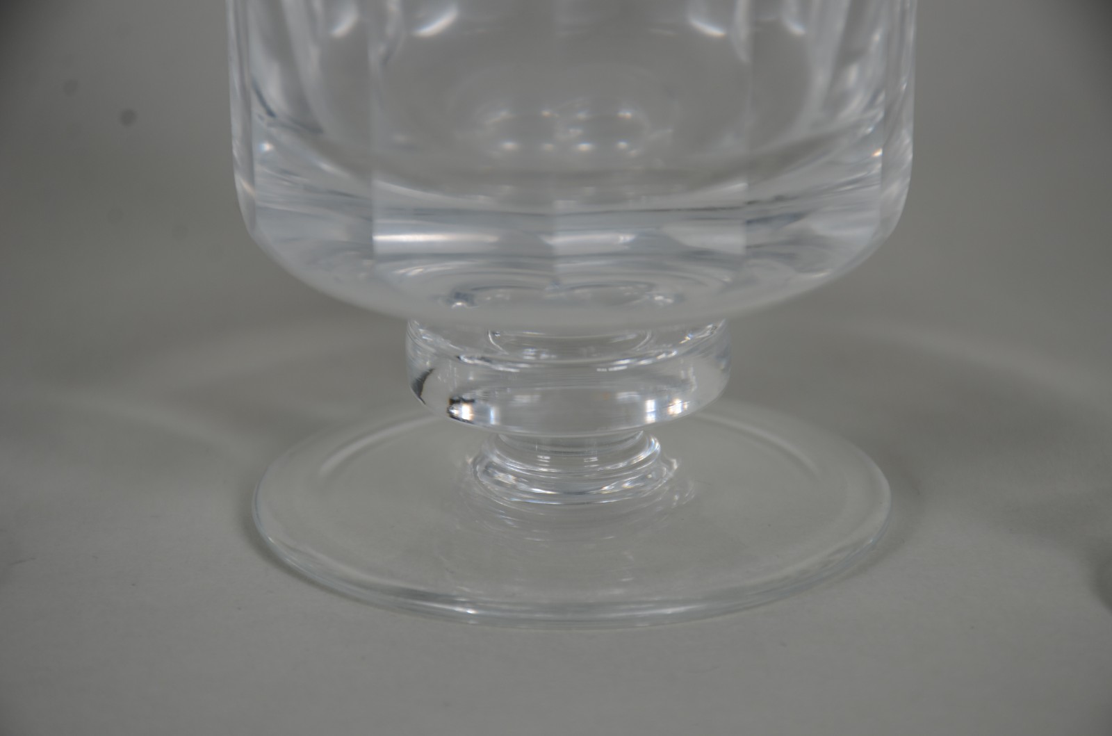 Serviço de cristal facetado composto de: 22 taças para vinho branco... - foto 6 de 6