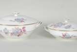 Limoges (1771),  - Serviço de porcelana francesa composto de: 23 pratos rasos, 12 pratos fundos, 12 sobremesa , 11 pratos para pão, 8 travessas, bowl, sopeira, legumeira