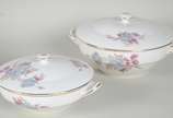 Limoges (1771),  - Serviço de porcelana francesa composto de: 23 pratos rasos, 12 pratos fundos, 12 sobremesa , 11 pratos para pão, 8 travessas, bowl, sopeira, legumeira
