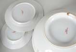 Limoges (1771),  - Serviço de porcelana francesa composto de: 23 pratos rasos, 12 pratos fundos, 12 sobremesa , 11 pratos para pão, 8 travessas, bowl, sopeira, legumeira