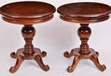 Par de mesas de madeira nobre feitio circular, ... - Par de mesas de madeira nobre feitio circular, apoio em coluna central torneada terminando em 4 pernas recurvas. Diam.60 alt.67 cm.