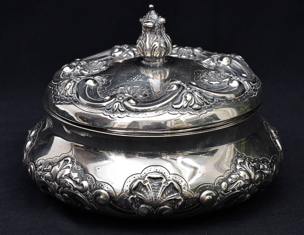 Bomboniere de prata contrastada, concheados em relevo, diam.16 alt.12...