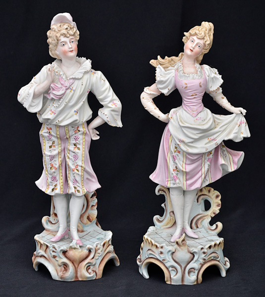 Par de estatuetas de biscuit policromado repres.casal de camponeses (...