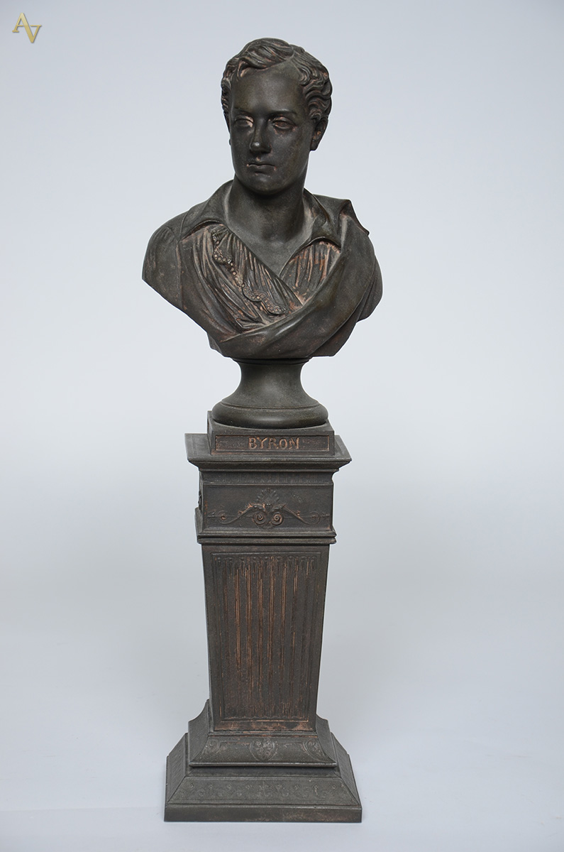 Busto de petit bronze sobre coluna representando "Byron"... - foto 1 de 4