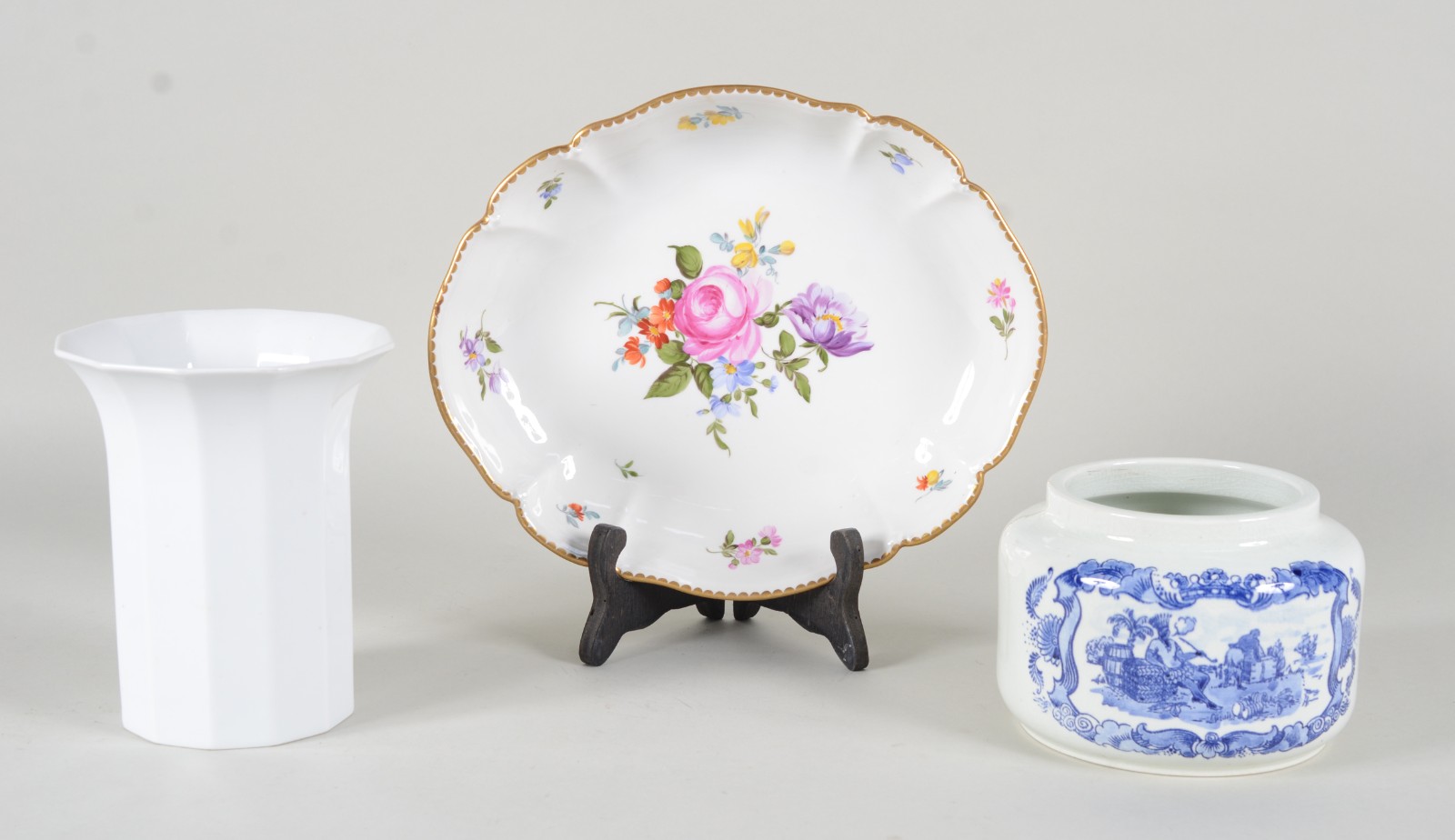 Três peças diversas de porcelana, sendo: vaso branco alemão... - foto 1 de 11