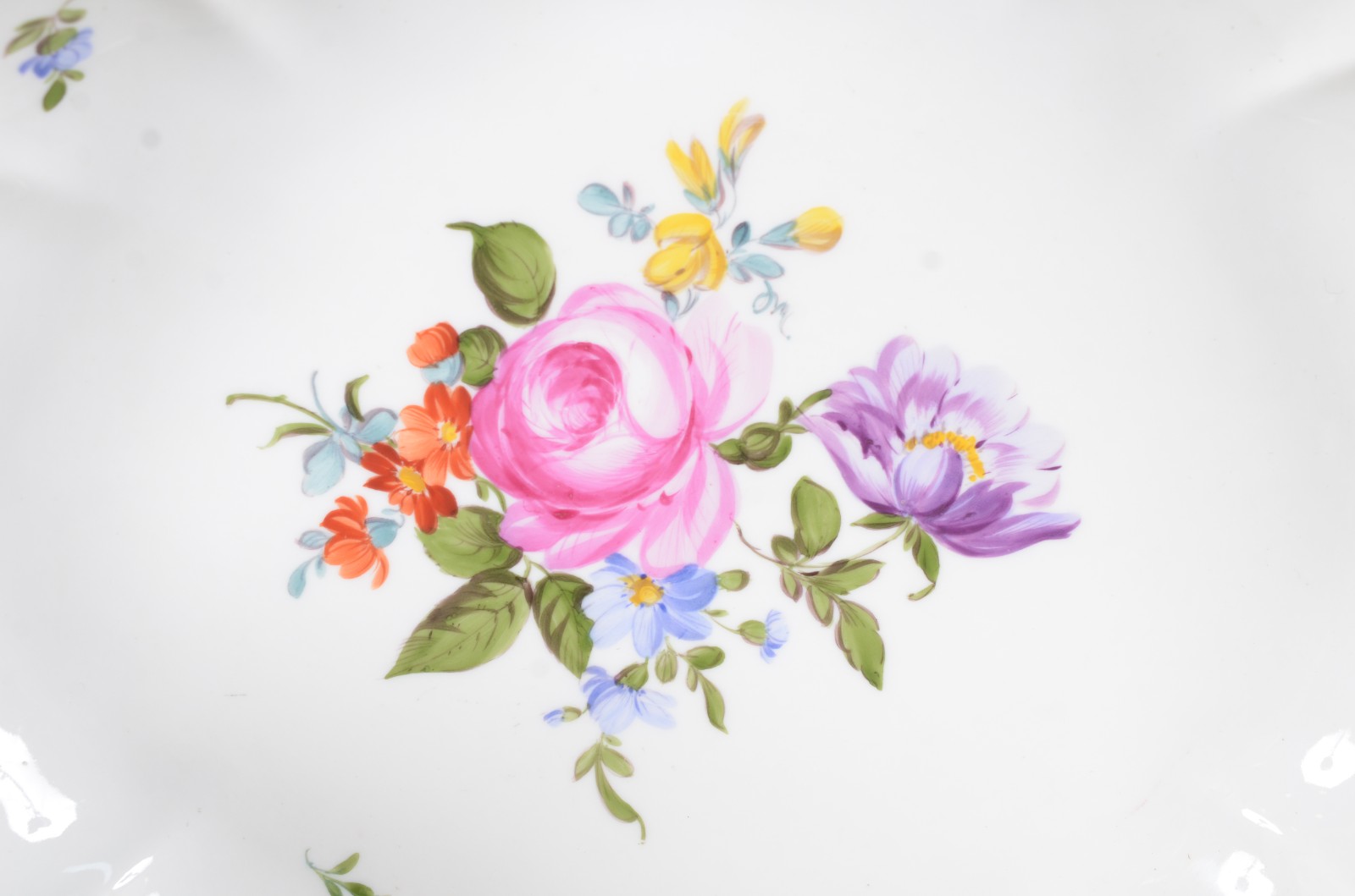 Três peças diversas de porcelana, sendo: vaso branco alemão... - foto 2 de 11