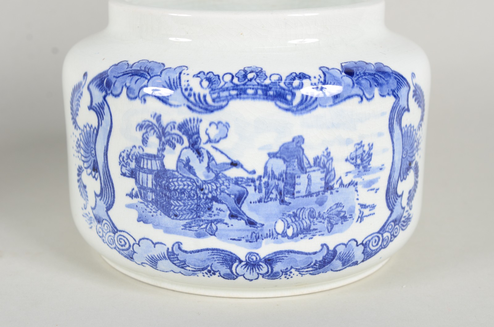 Três peças diversas de porcelana, sendo: vaso branco alemão... - foto 3 de 11