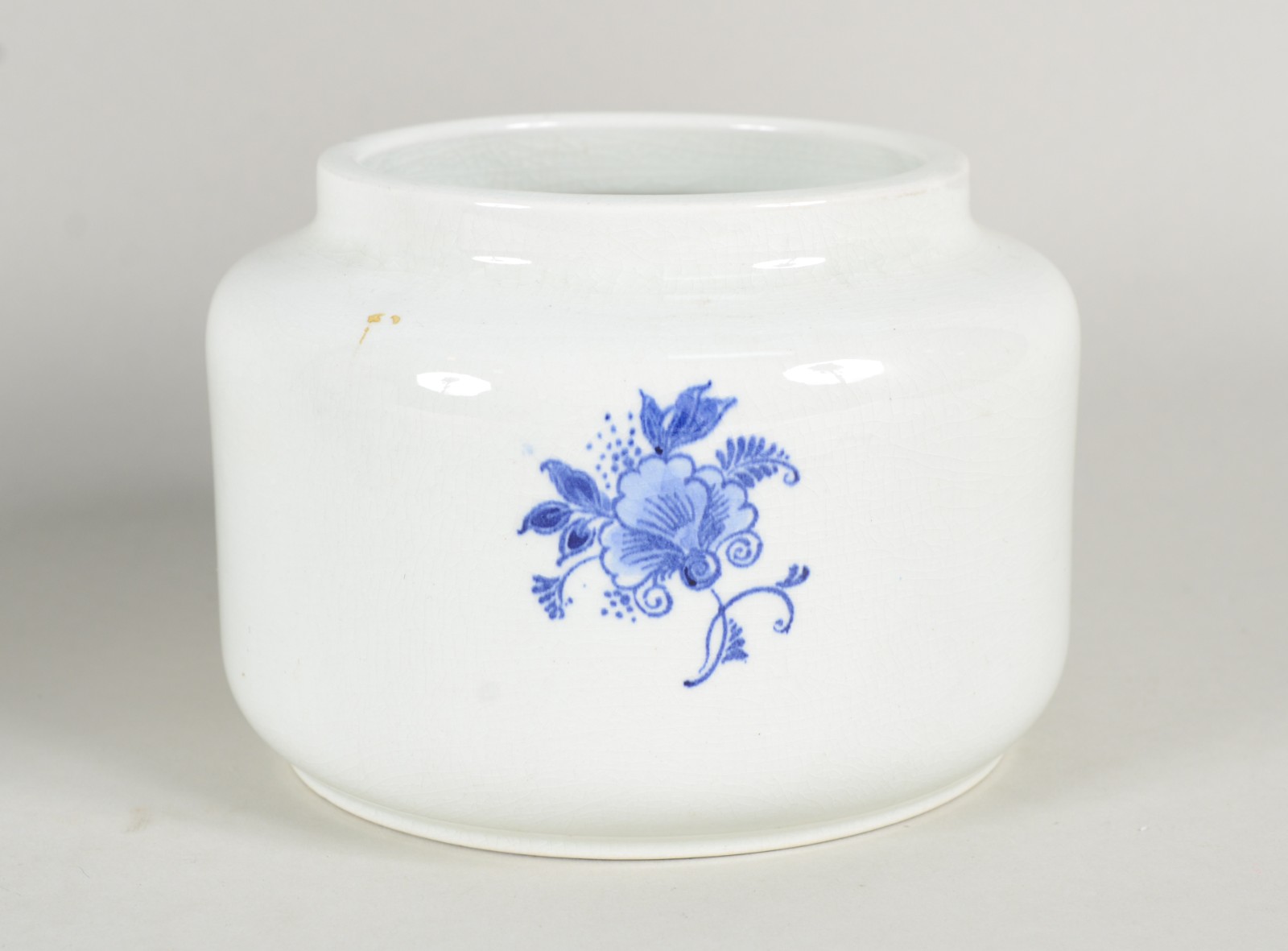 Três peças diversas de porcelana, sendo: vaso branco alemão... - foto 4 de 11