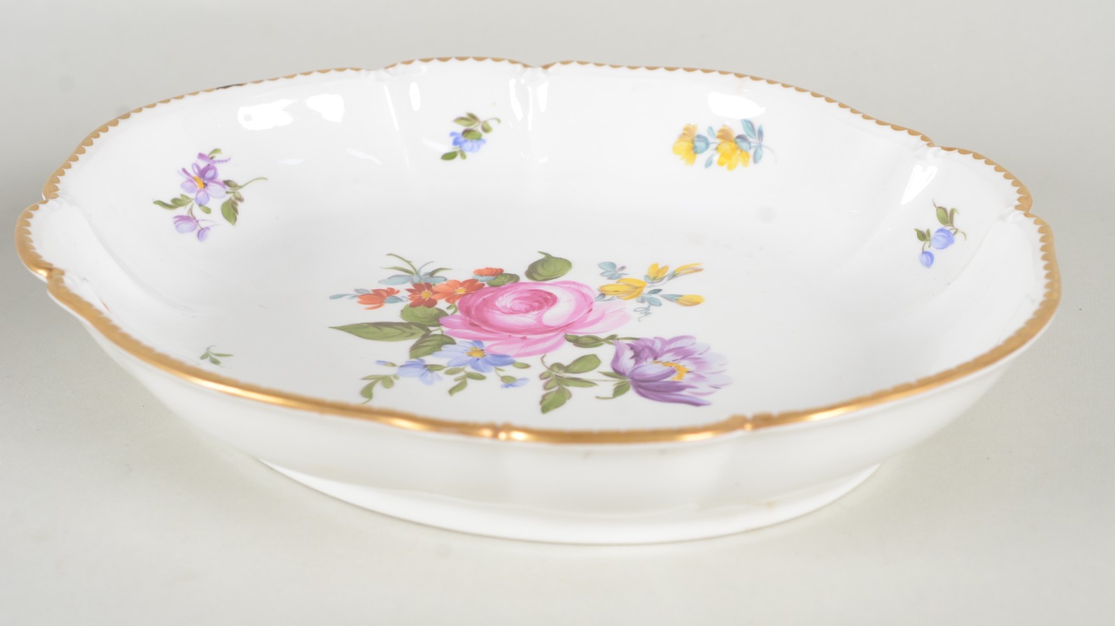 Três peças diversas de porcelana, sendo: vaso branco alemão... - foto 5 de 11