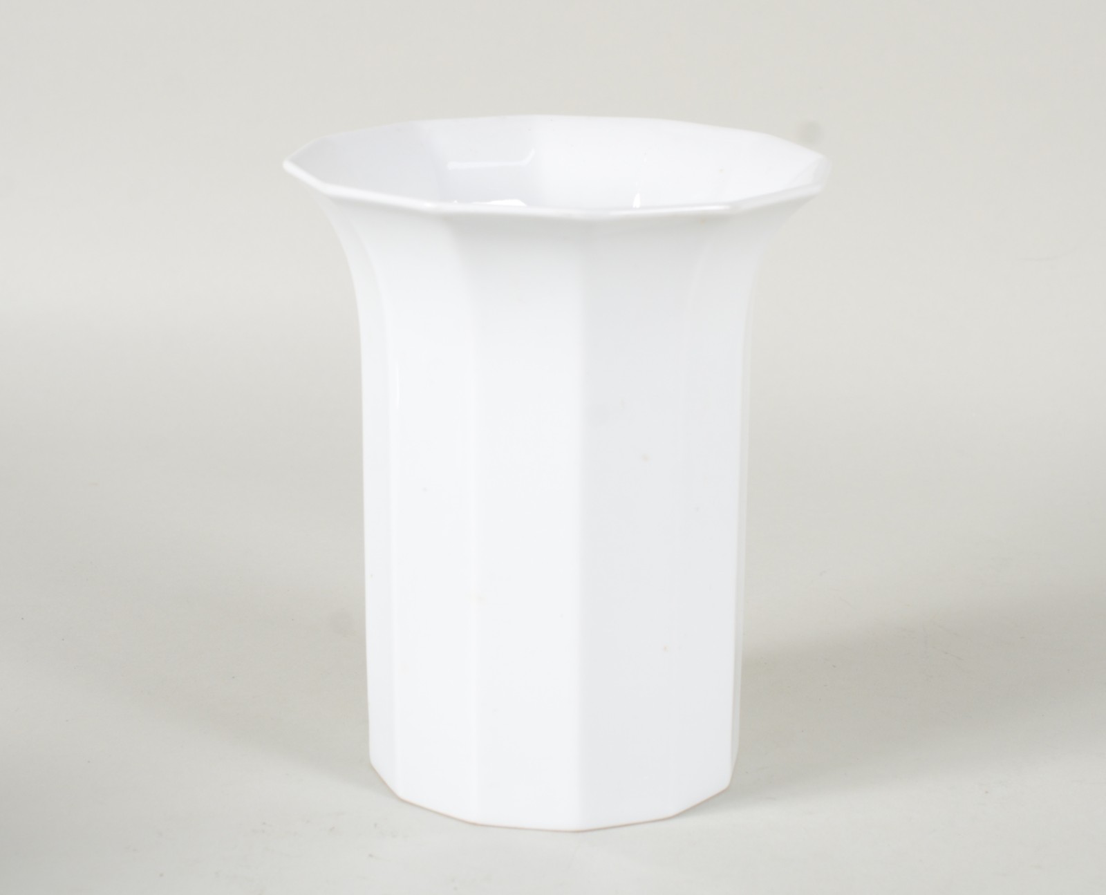 Três peças diversas de porcelana, sendo: vaso branco alemão... - foto 6 de 11