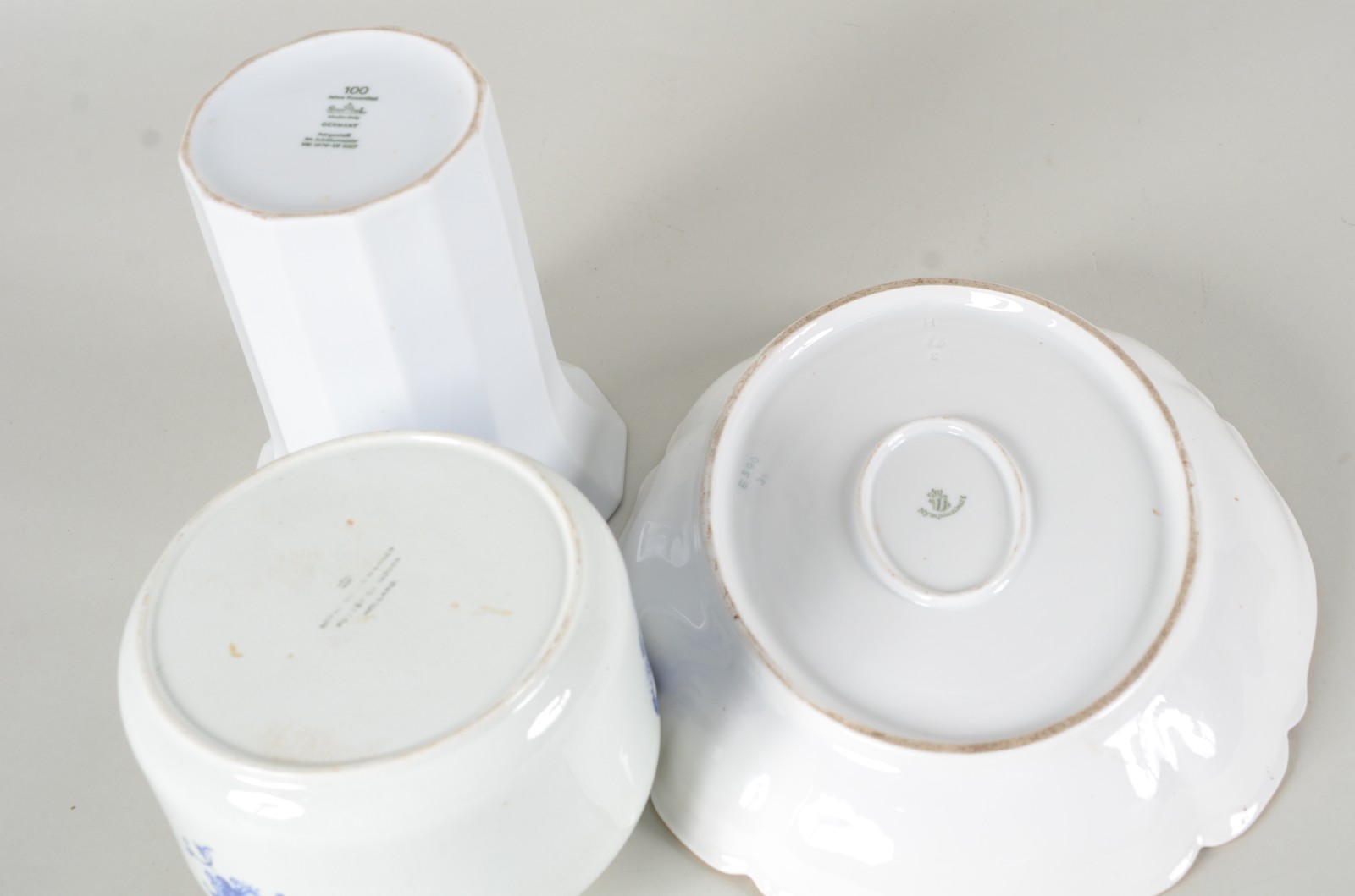 Três peças diversas de porcelana, sendo: vaso branco alemão... - foto 7 de 11