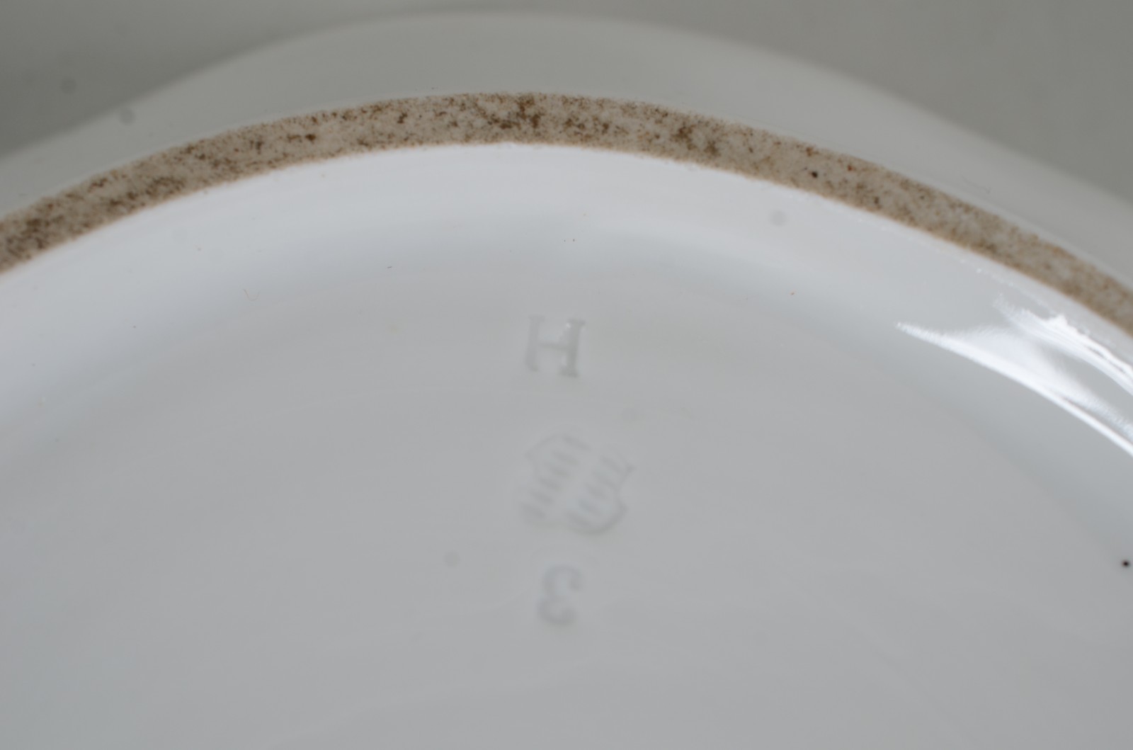 Três peças diversas de porcelana, sendo: vaso branco alemão... - foto 8 de 11