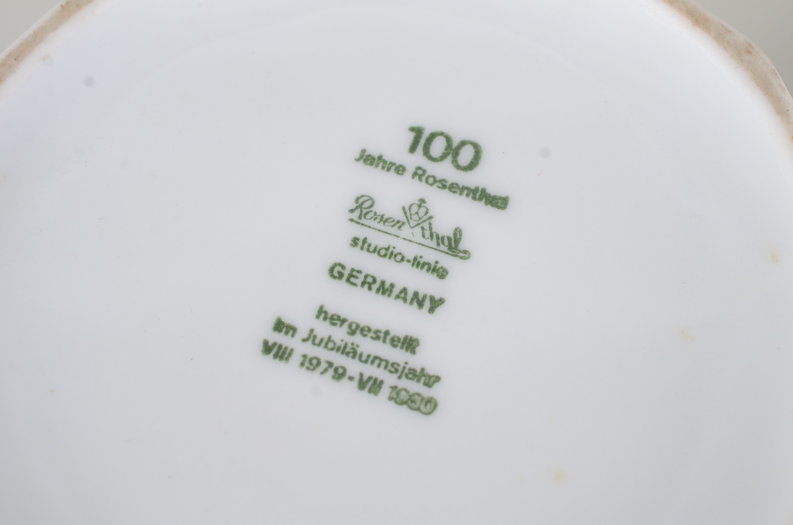 Três peças diversas de porcelana, sendo: vaso branco alemão... - foto 9 de 11