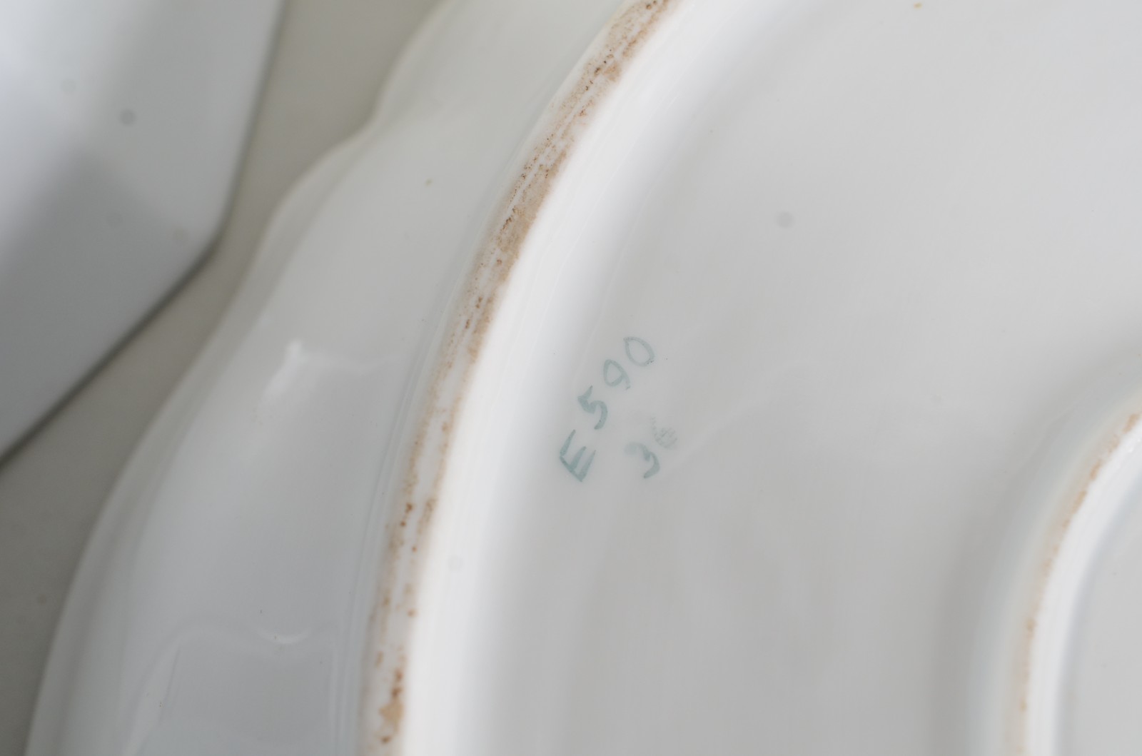 Três peças diversas de porcelana, sendo: vaso branco alemão... - foto 10 de 11