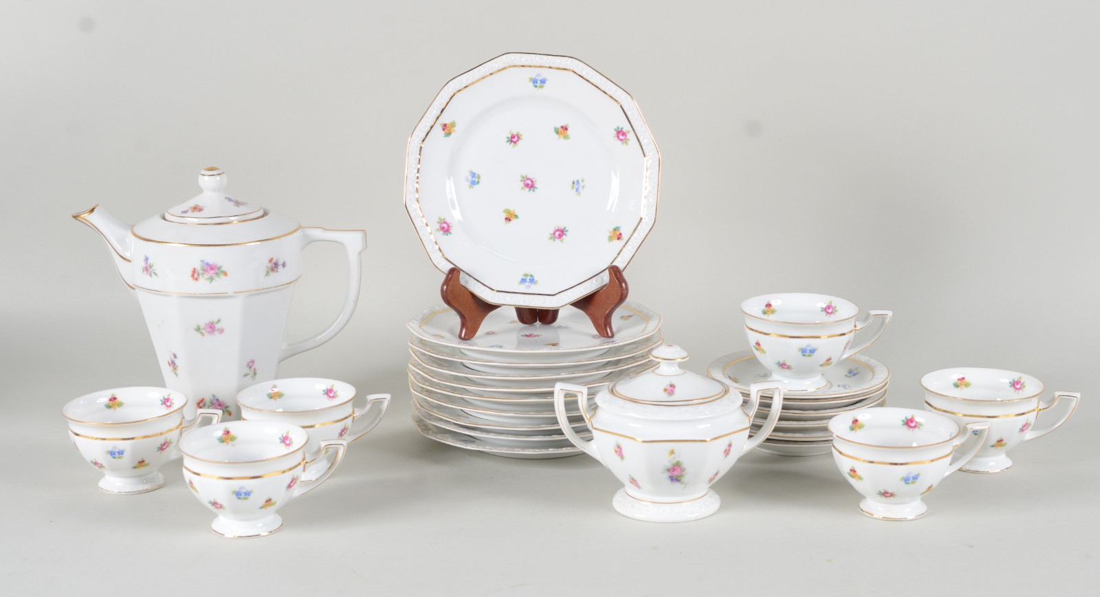 Serviço de chá de porcelana alemã, composto de: 6 xícaras com pires... - foto 1 de 10