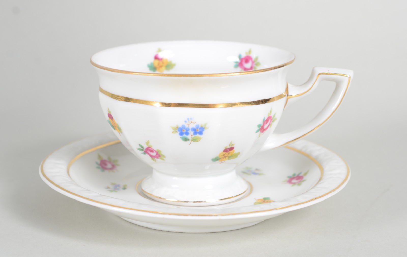 Serviço de chá de porcelana alemã, composto de: 6 xícaras com pires... - foto 3 de 10