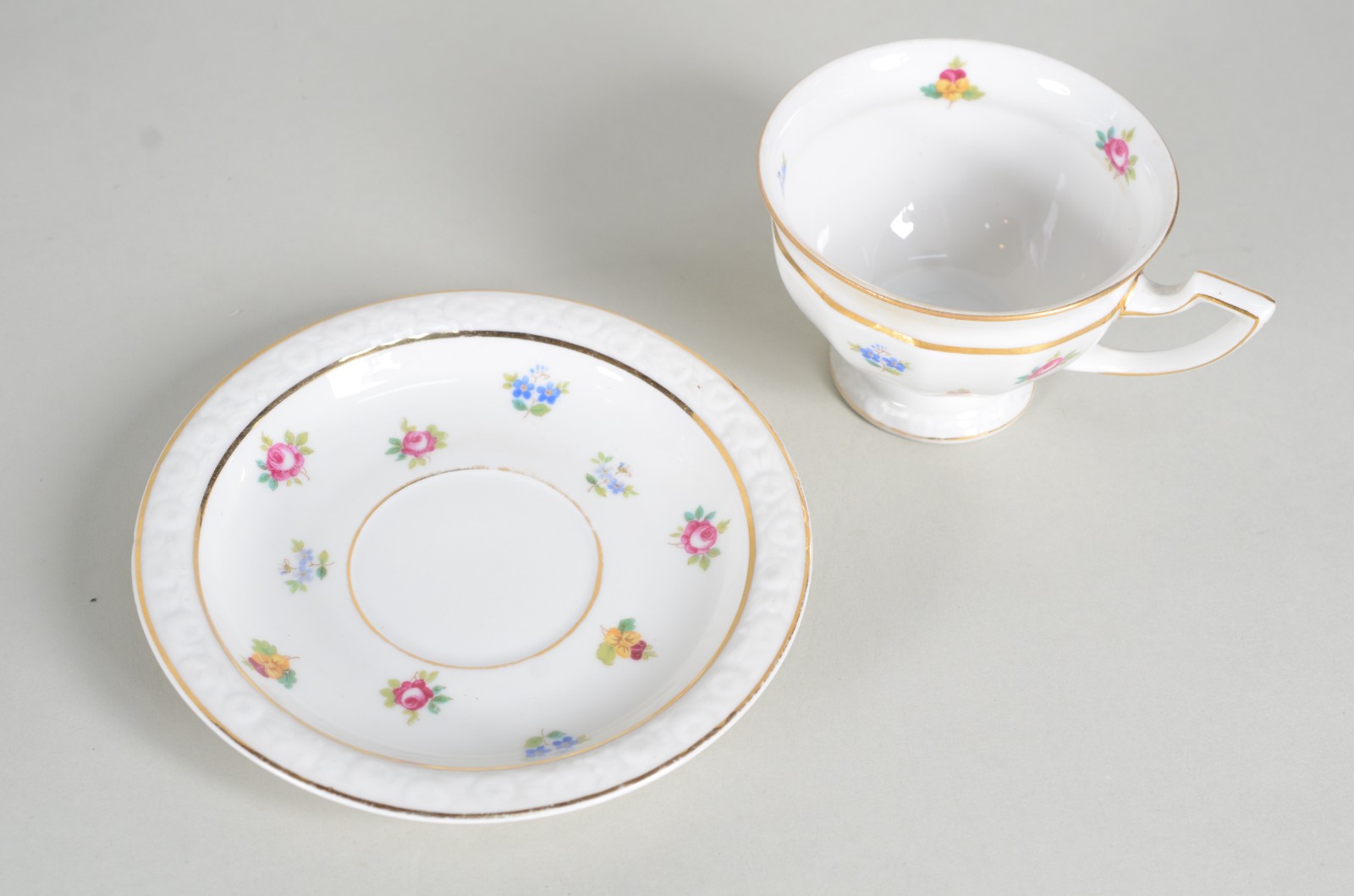 Serviço de chá de porcelana alemã, composto de: 6 xícaras com pires... - foto 4 de 10