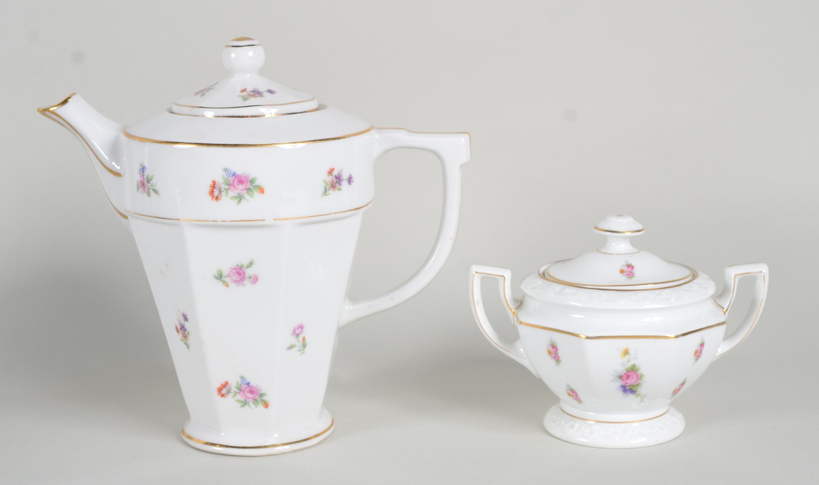 Serviço de chá de porcelana alemã, composto de: 6 xícaras com pires... - foto 5 de 10