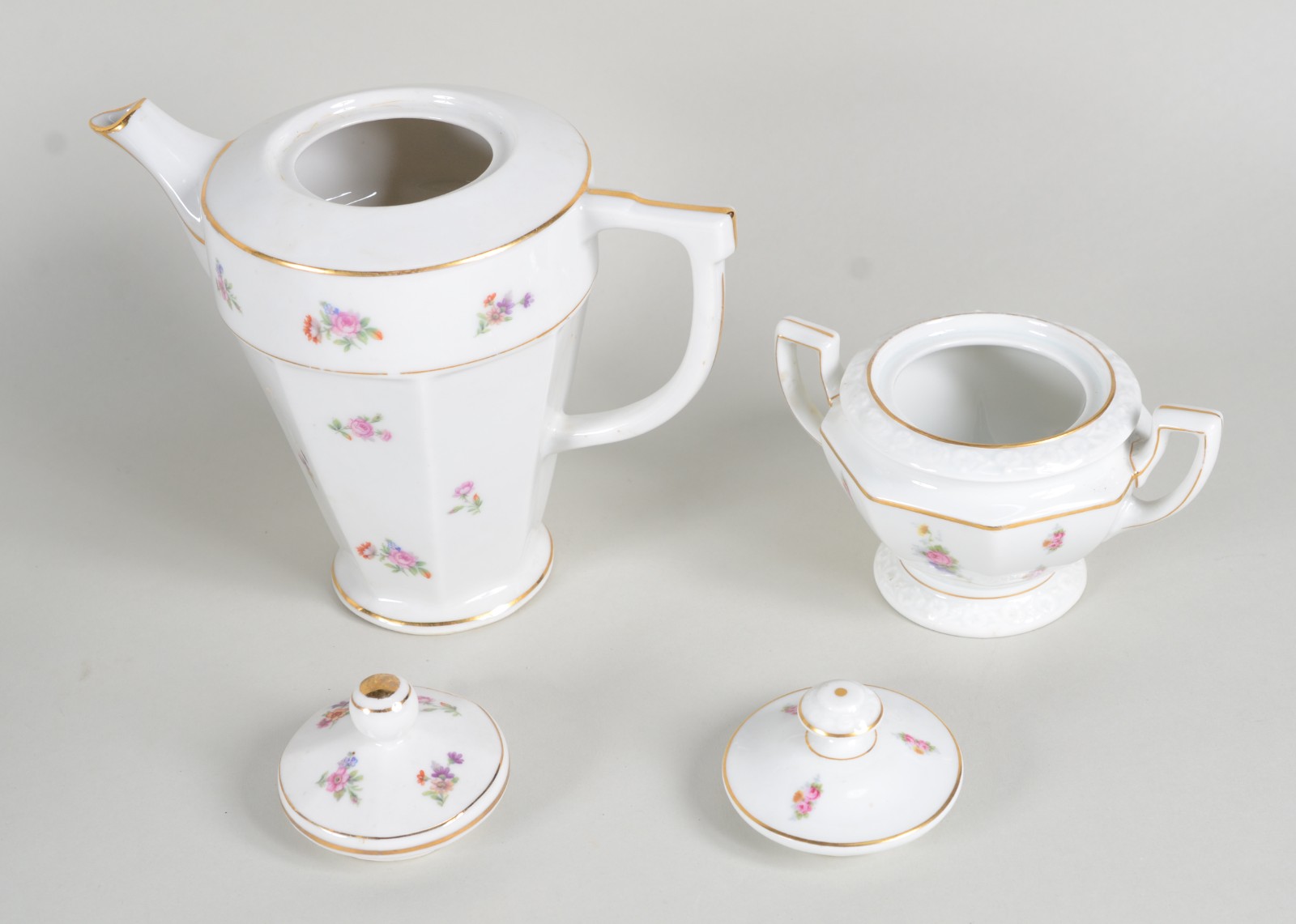 Serviço de chá de porcelana alemã, composto de: 6 xícaras com pires... - foto 6 de 10