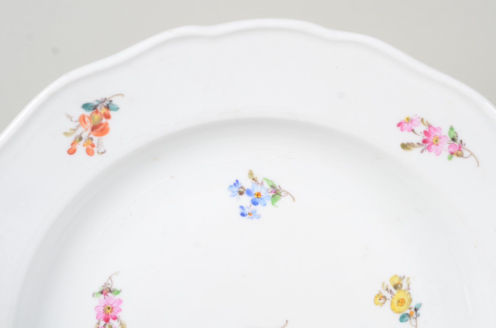 Serviço de chá de porcelana alemã, composto de: 6 xícaras com pires... - foto 2 de 10