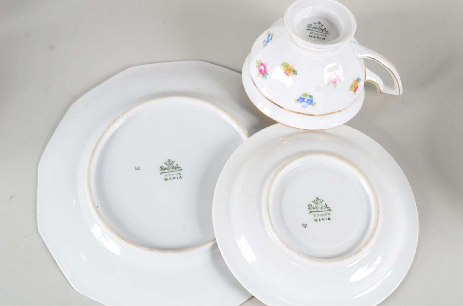 Serviço de chá de porcelana alemã, composto de: 6 xícaras com pires... - foto 7 de 10